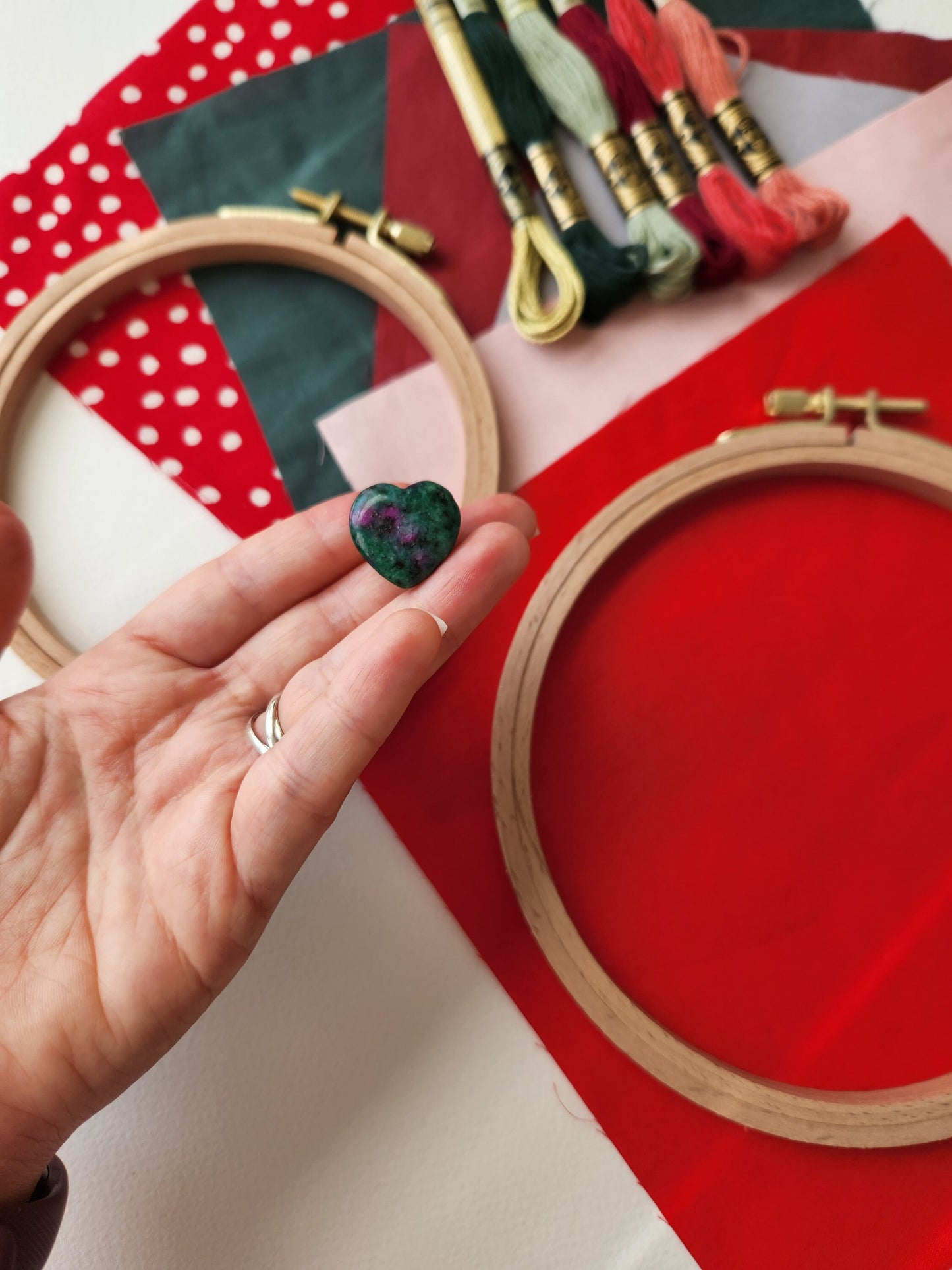 Christmas Colors: Fabric and thread bundle with 2 beechwood hoops and needle minder