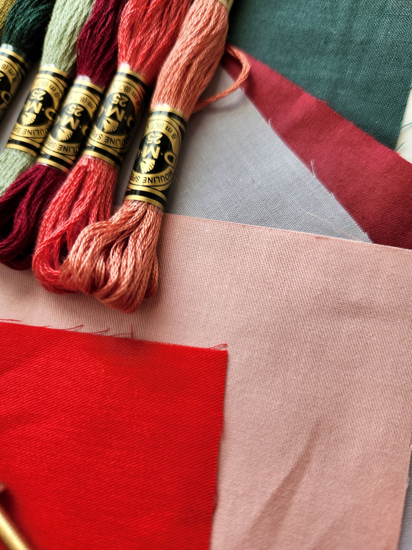 Christmas Colors: Fabric and thread bundle with 2 beechwood hoops and needle minder
