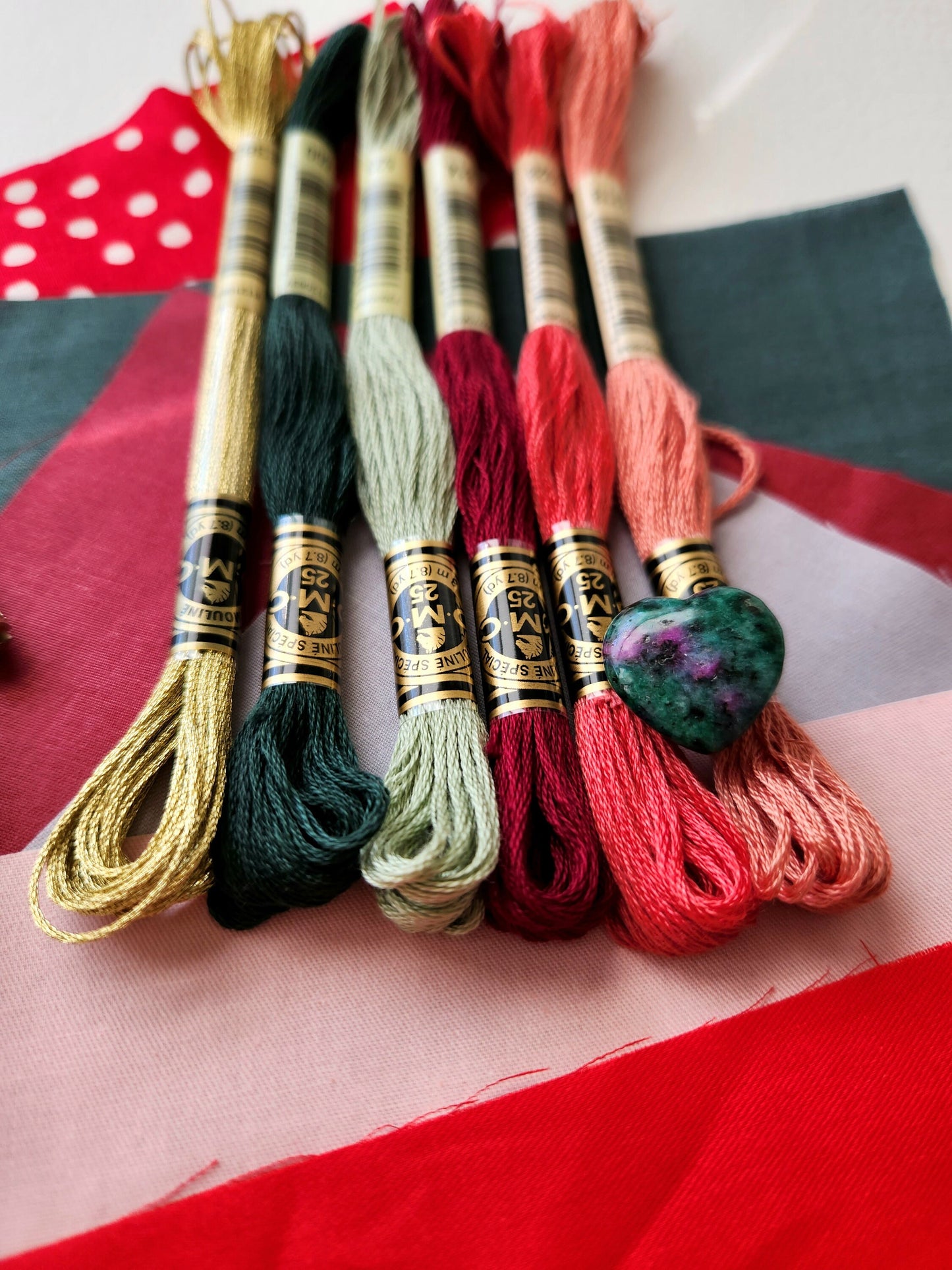 Christmas Colors: Fabric and thread bundle with 2 beechwood hoops and needle minder