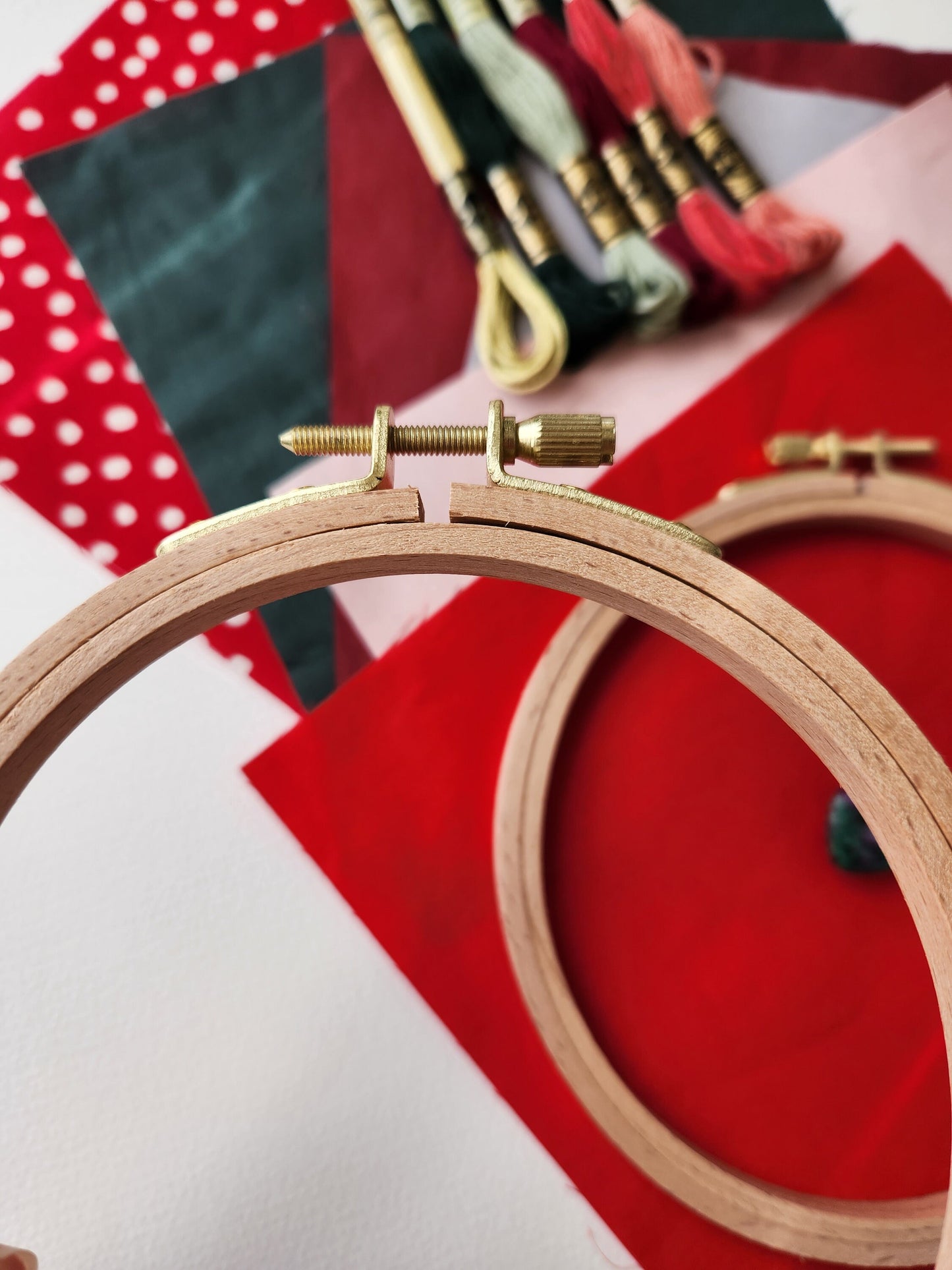 Christmas Colors: Fabric and thread bundle with 2 beechwood hoops and needle minder